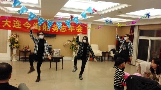 全体员工及家属参加公司2016年度的忘年会