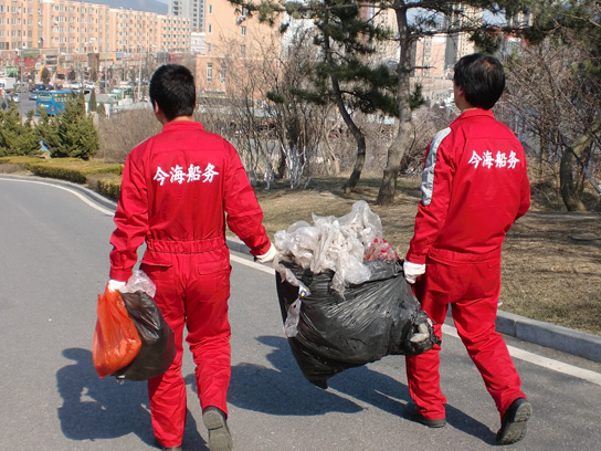 今冈公园义务清理垃圾
