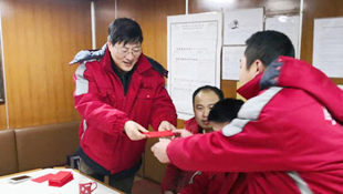 公司领导上船慰问船员并发放慰问金